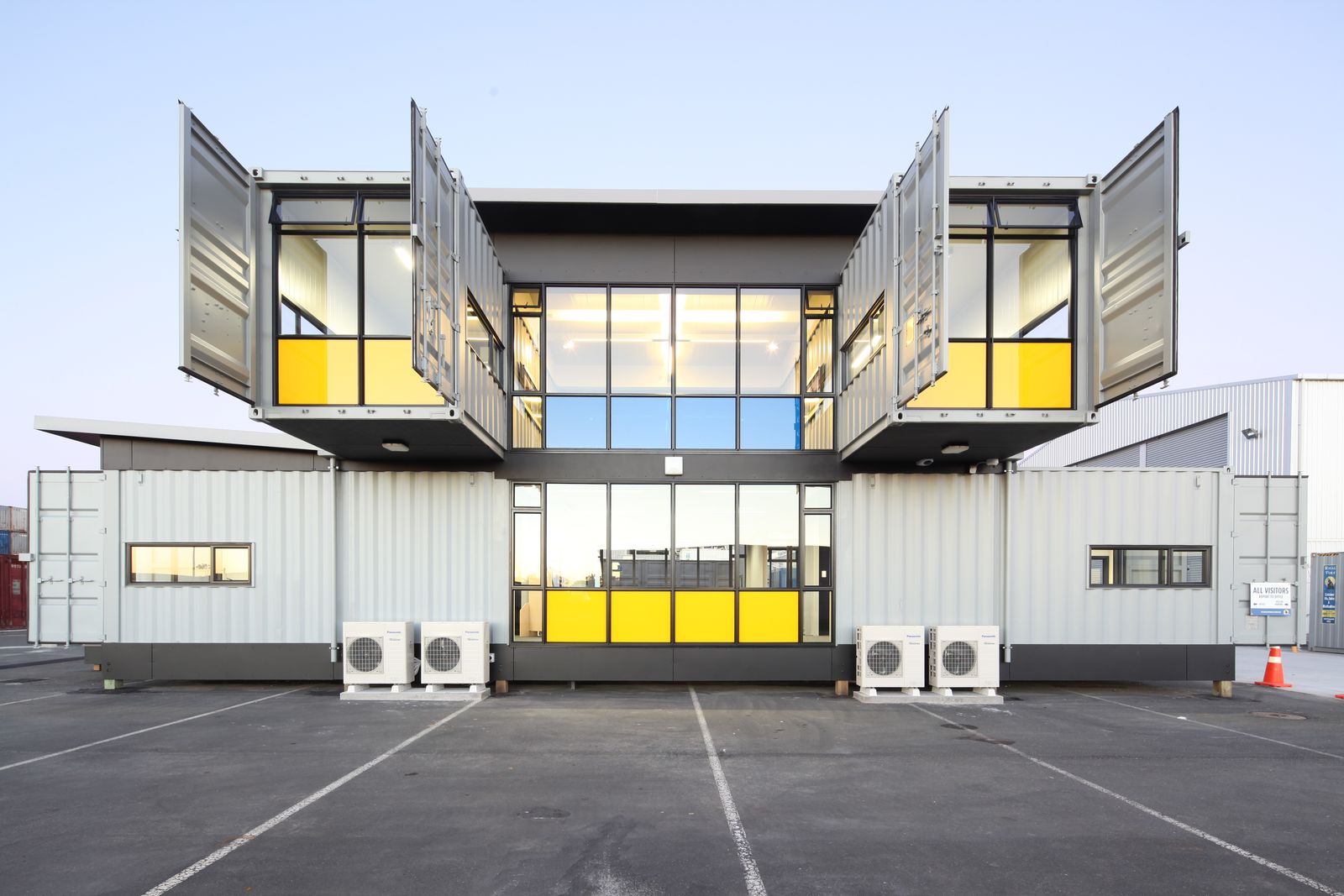 The Auckland Royal Wolf offices are an example of cutting edge, yet practical and versatile container designs that showcase what can be done with these steel boxes